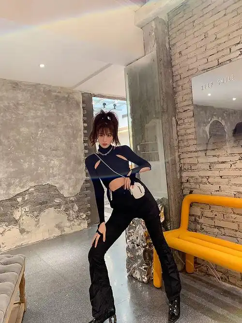 Hyein Seo19秋冬的暗黑机能美学，是街头叛逆还是未来战服？