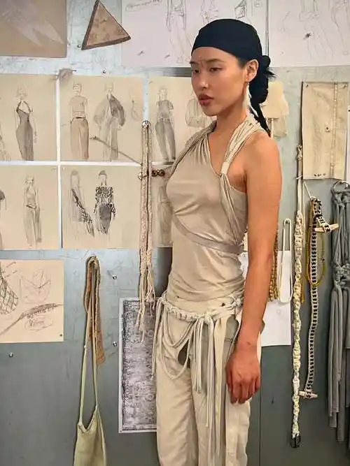 Hyein Seo19秋冬的暗黑机能美学，是街头叛逆还是未来战服？